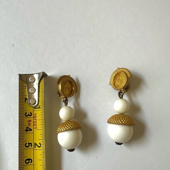 White and gold tone vintage drop clip on earrings - Picture 4 of 9
